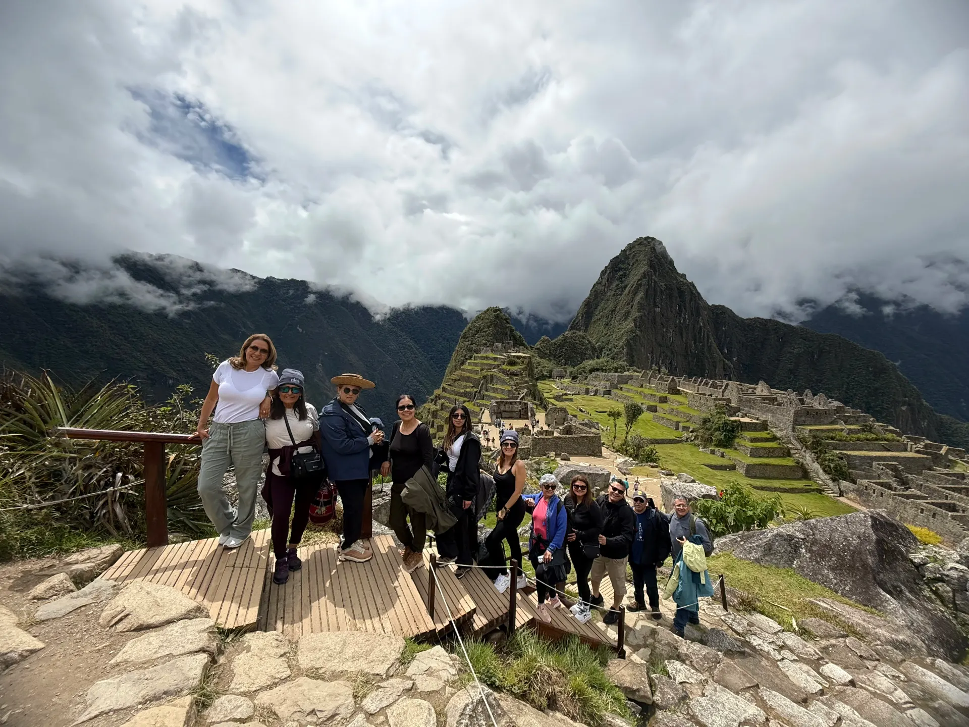 Comunidad viajera de Alas frente a la ciudadela de Machu Picchu